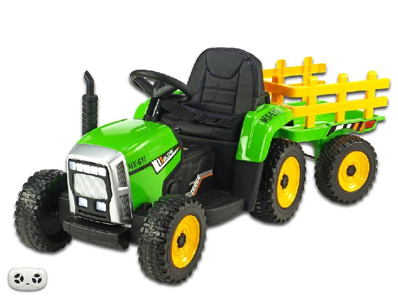 Elektrický rozkošný traktor s vlekom zelený